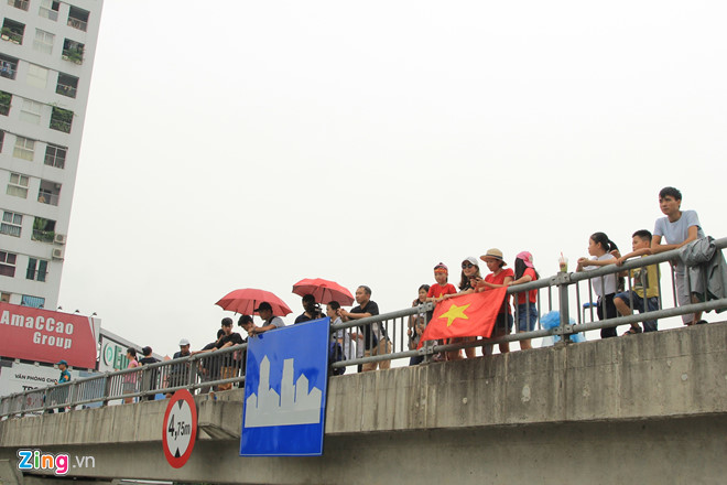 Cổ động viên reo hò khi tuyển thủ Olympic Việt Nam xuống sân Mỹ Đình