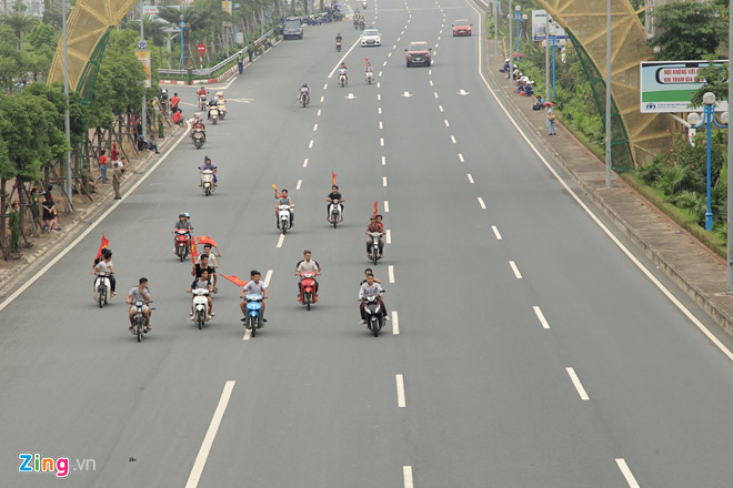 Cổ động viên reo hò khi tuyển thủ Olympic Việt Nam xuống sân Mỹ Đình