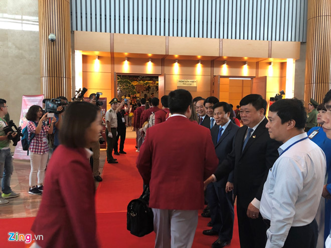 Cổ động viên reo hò khi tuyển thủ Olympic Việt Nam xuống sân Mỹ Đình