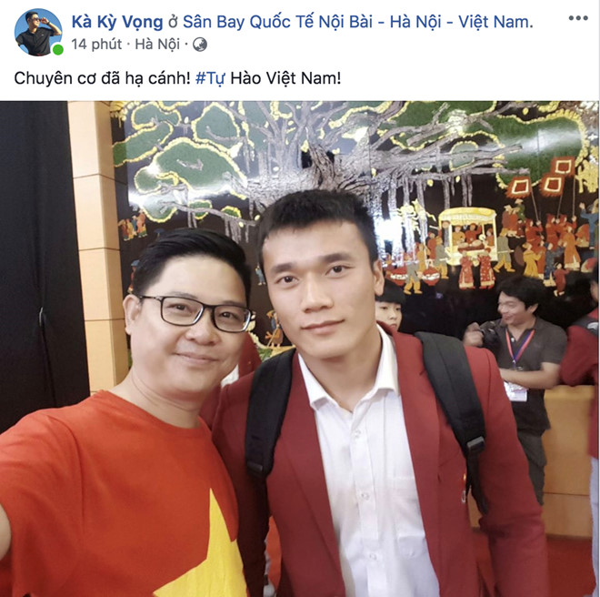 Cổ động viên reo hò khi tuyển thủ Olympic Việt Nam xuống sân Mỹ Đình