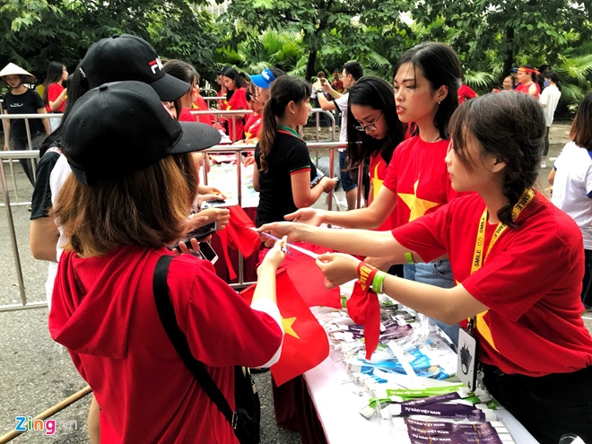 Cổ động viên reo hò khi tuyển thủ Olympic Việt Nam xuống sân Mỹ Đình