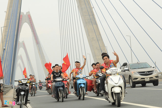 Cổ động viên reo hò khi tuyển thủ Olympic Việt Nam xuống sân Mỹ Đình