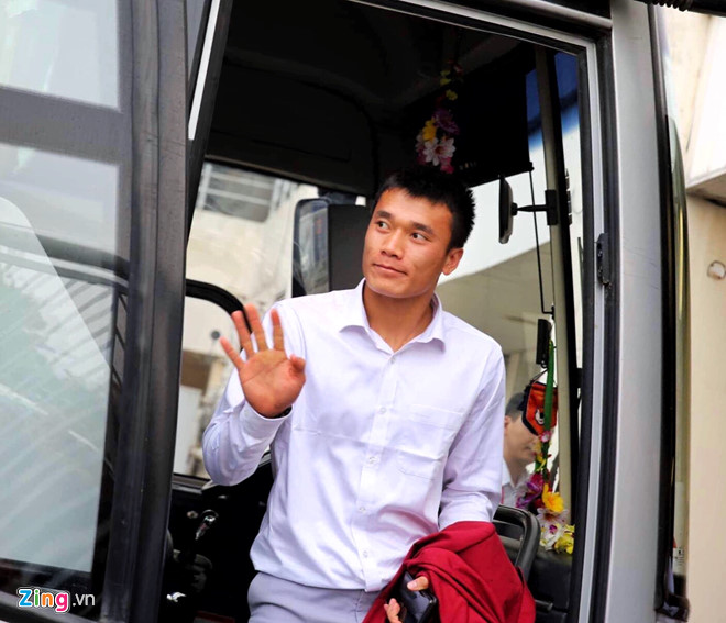 Cổ động viên reo hò khi tuyển thủ Olympic Việt Nam xuống sân Mỹ Đình