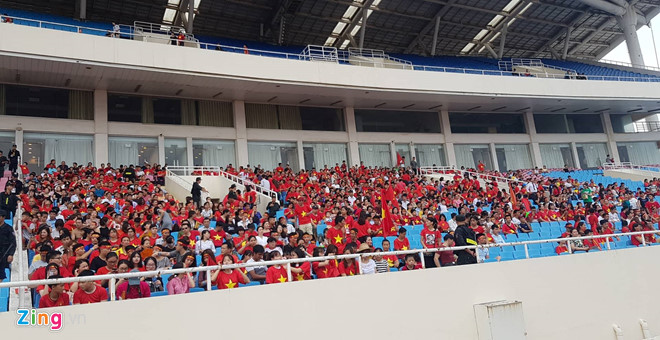 Cổ động viên reo hò khi tuyển thủ Olympic Việt Nam xuống sân Mỹ Đình