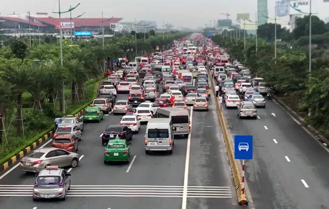 Cổ động viên reo hò khi tuyển thủ Olympic Việt Nam xuống sân Mỹ Đình