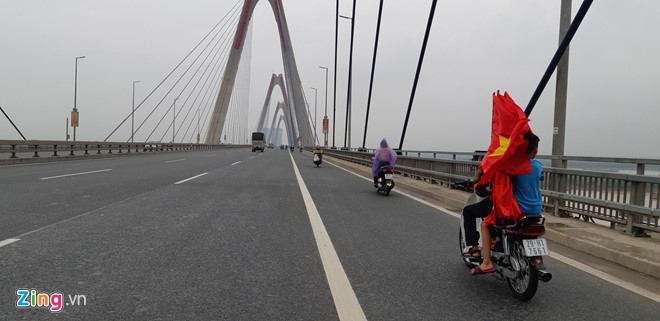 Cổ động viên reo hò khi tuyển thủ Olympic Việt Nam xuống sân Mỹ Đình