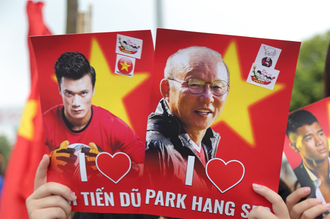 Cổ động viên reo hò khi tuyển thủ Olympic Việt Nam xuống sân Mỹ Đình