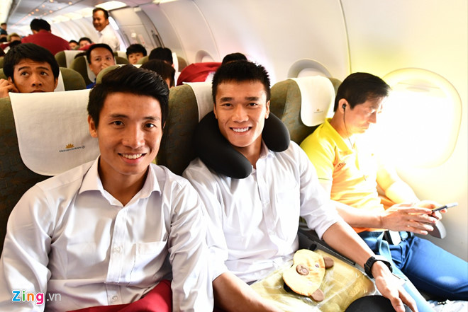 Cổ động viên reo hò khi tuyển thủ Olympic Việt Nam xuống sân Mỹ Đình