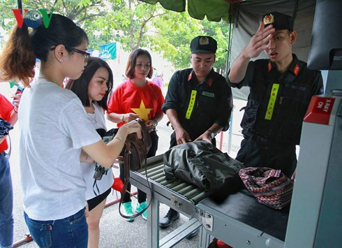 Cổ động viên reo hò khi tuyển thủ Olympic Việt Nam xuống sân Mỹ Đình