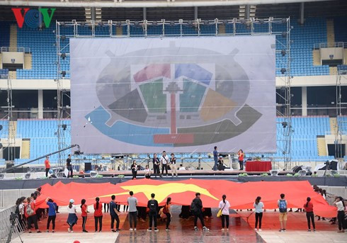 Cổ động viên reo hò khi tuyển thủ Olympic Việt Nam xuống sân Mỹ Đình