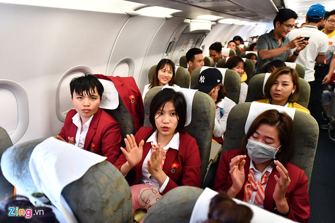 Cổ động viên reo hò khi tuyển thủ Olympic Việt Nam xuống sân Mỹ Đình