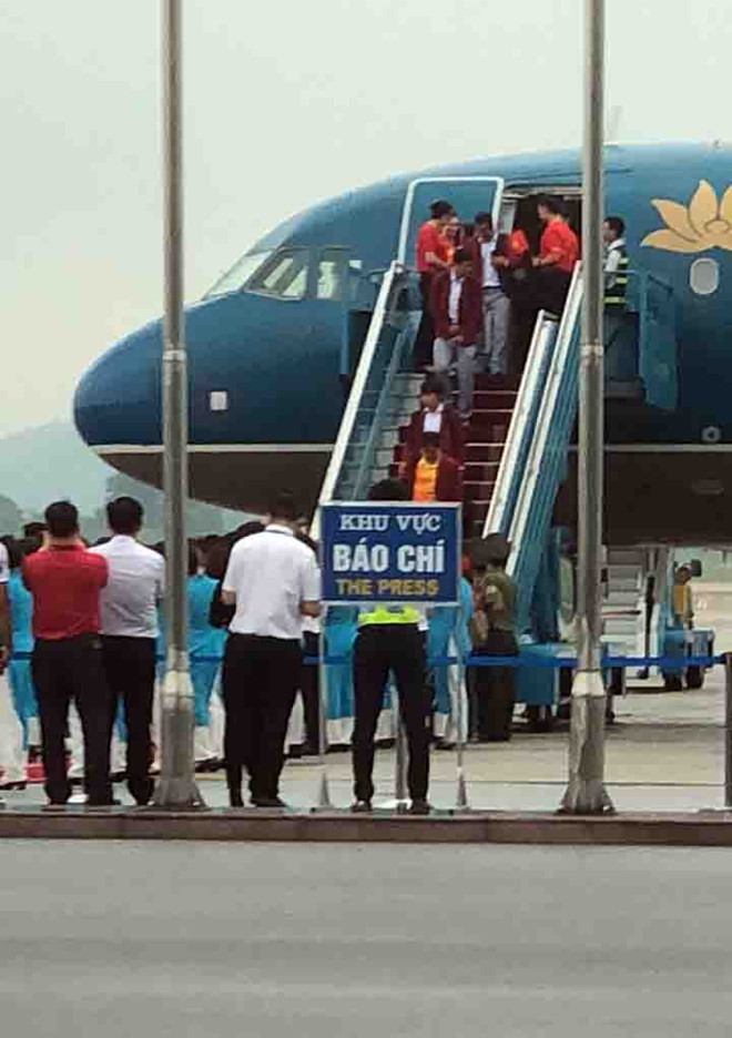 Cổ động viên reo hò khi tuyển thủ Olympic Việt Nam xuống sân Mỹ Đình