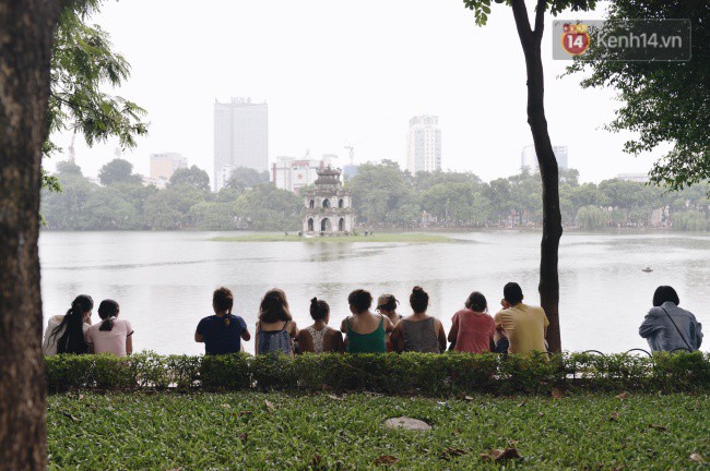 Ảnh: Người dân Hà Nội tấp nập đổ về phố đi bộ vui chơi dịp nghỉ lễ Quốc khánh 2/9 bất chấp trời mưa