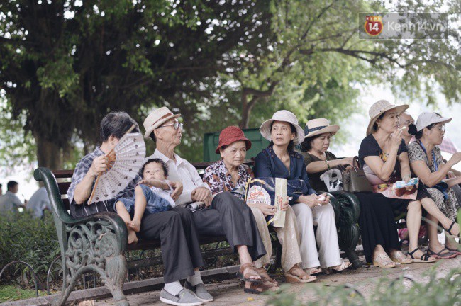 Ảnh: Người dân Hà Nội tấp nập đổ về phố đi bộ vui chơi dịp nghỉ lễ Quốc khánh 2/9 bất chấp trời mưa