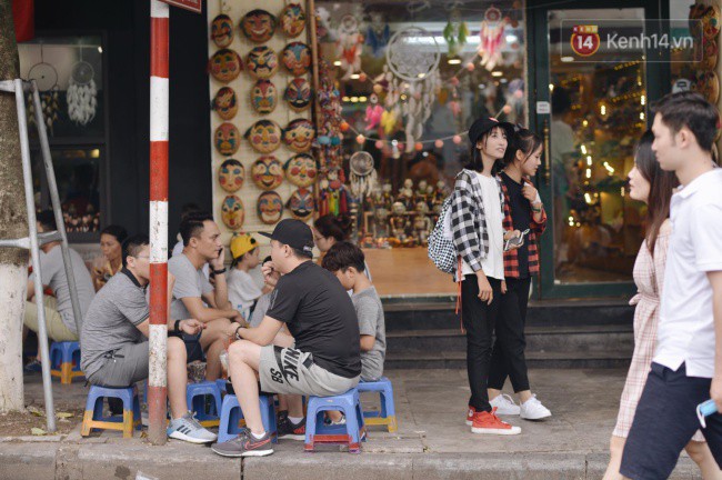 Ảnh: Người dân Hà Nội tấp nập đổ về phố đi bộ vui chơi dịp nghỉ lễ Quốc khánh 2/9 bất chấp trời mưa