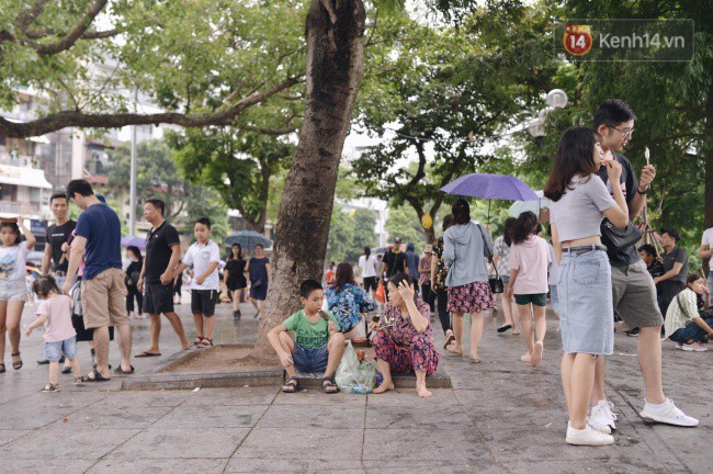 Ảnh: Người dân Hà Nội tấp nập đổ về phố đi bộ vui chơi dịp nghỉ lễ Quốc khánh 2/9 bất chấp trời mưa