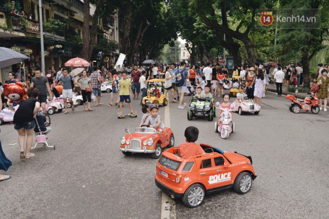 Ảnh: Người dân Hà Nội tấp nập đổ về phố đi bộ vui chơi dịp nghỉ lễ Quốc khánh 2/9 bất chấp trời mưa