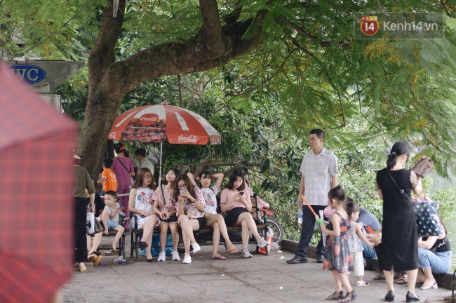 Ảnh: Người dân Hà Nội tấp nập đổ về phố đi bộ vui chơi dịp nghỉ lễ Quốc khánh 2/9 bất chấp trời mưa