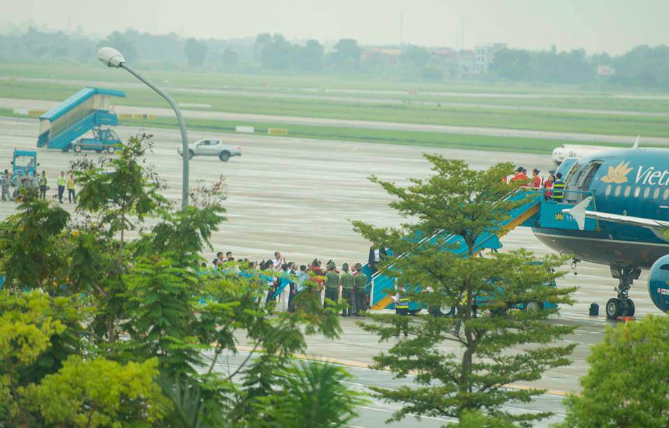 Những hình ảnh chuẩn soái ca của cầu thủ U23 tại sân bay Nội Bài
