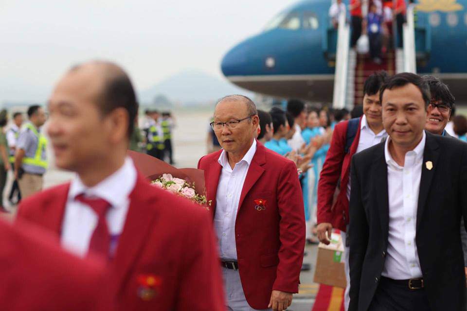 Những hình ảnh chuẩn soái ca của cầu thủ U23 tại sân bay Nội Bài