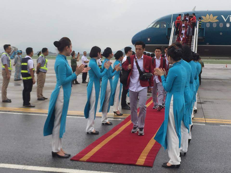 Những hình ảnh chuẩn soái ca của cầu thủ U23 tại sân bay Nội Bài