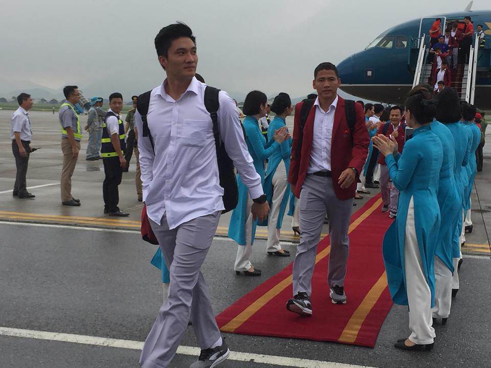 Những hình ảnh chuẩn soái ca của cầu thủ U23 tại sân bay Nội Bài