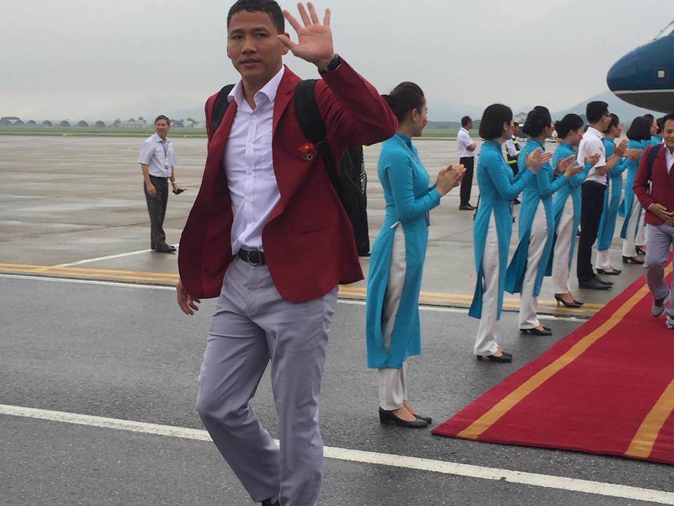 Những hình ảnh chuẩn soái ca của cầu thủ U23 tại sân bay Nội Bài