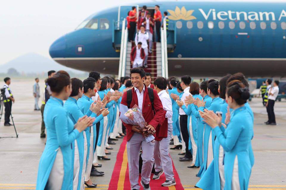 Những hình ảnh chuẩn soái ca của cầu thủ U23 tại sân bay Nội Bài