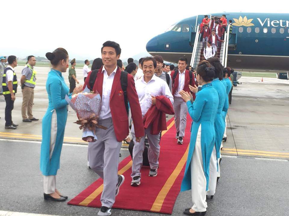 Những hình ảnh chuẩn soái ca của cầu thủ U23 tại sân bay Nội Bài