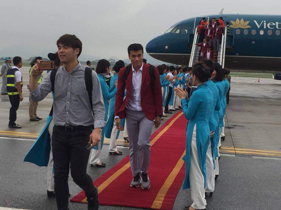 Những hình ảnh chuẩn soái ca của cầu thủ U23 tại sân bay Nội Bài
