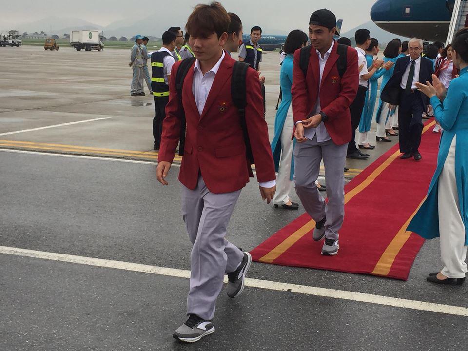 Những hình ảnh chuẩn soái ca của cầu thủ U23 tại sân bay Nội Bài