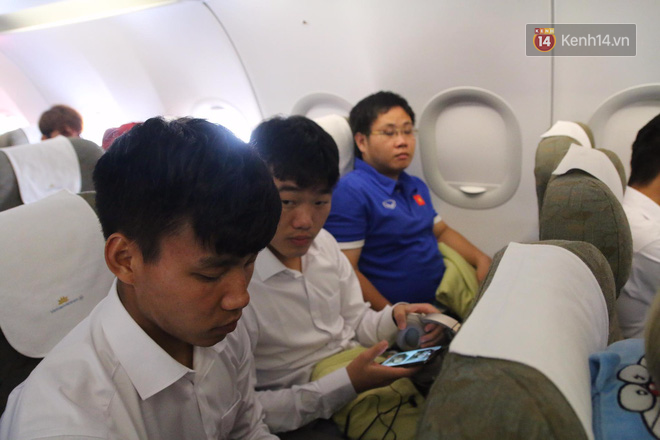 Tiếp viên Vietnam Airlines mặc áo phông in hình cờ đỏ sao vàng trên chuyên cơ đón đoàn Olympic Việt Nam về nước