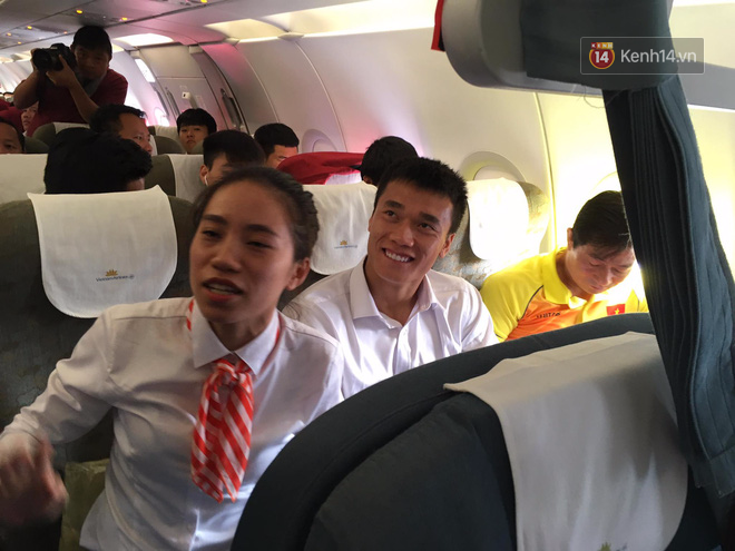 Tiếp viên Vietnam Airlines mặc áo phông in hình cờ đỏ sao vàng trên chuyên cơ đón đoàn Olympic Việt Nam về nước