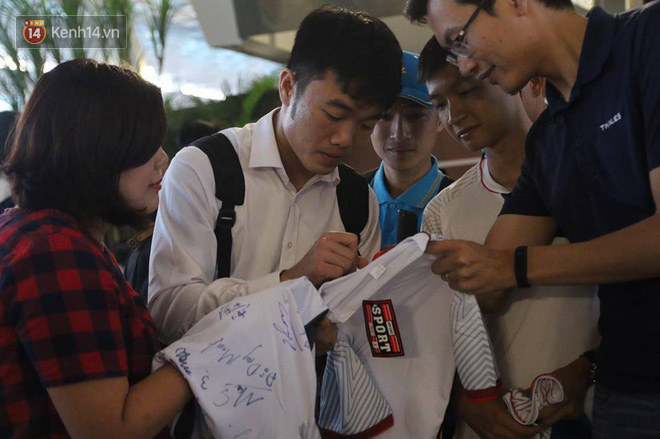 Cầu thủ Olympic Việt Nam nén nỗi buồn, sắp xếp hành lý lên đường về nước