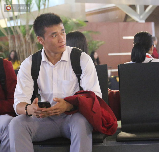 Cầu thủ Olympic Việt Nam nén nỗi buồn, sắp xếp hành lý lên đường về nước