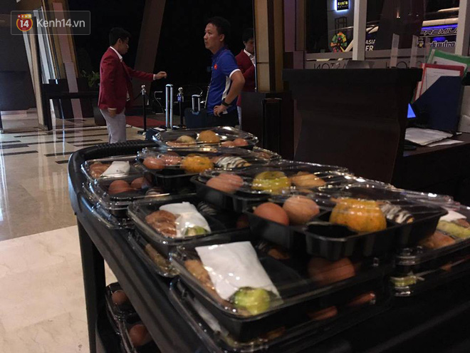 Cầu thủ Olympic Việt Nam nén nỗi buồn, sắp xếp hành lý lên đường về nước