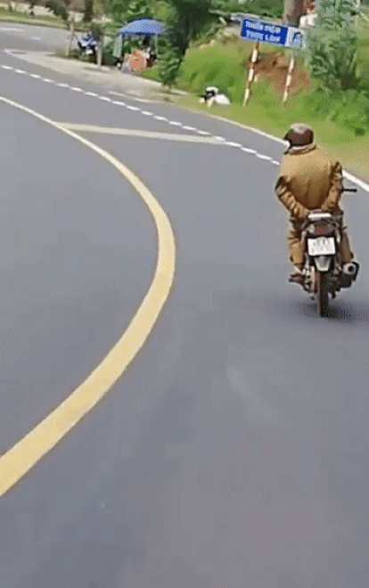 Video: Thót tim cảnh người đàn ông chắp hai tay sau lưng làm xiếc trên xe máy đổ hết đèo Prenn