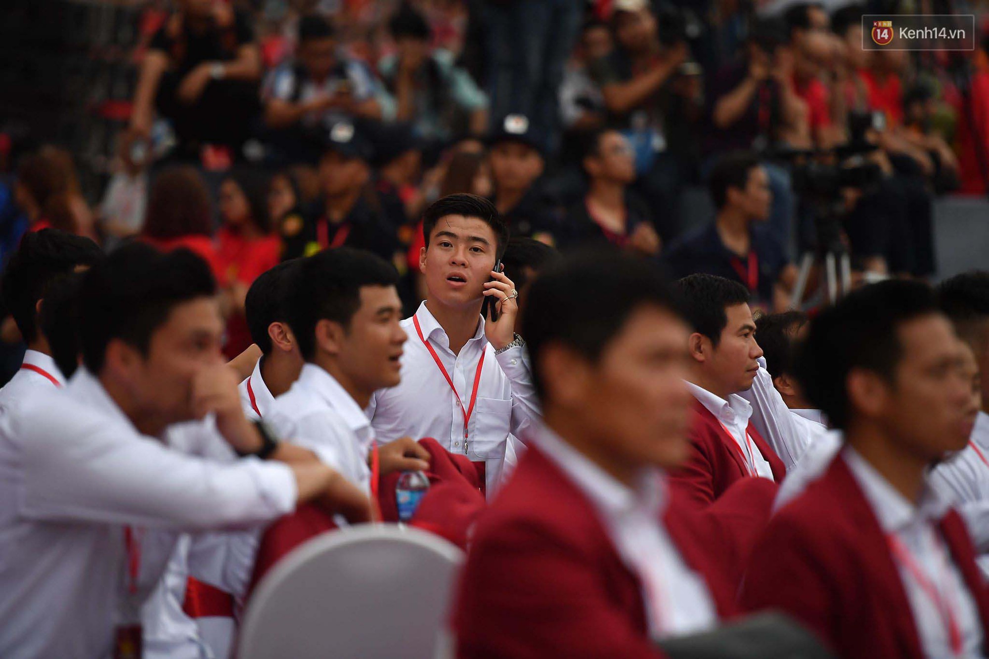 Đang dự lễ mừng công, Duy Mạnh vẫn tranh thủ chạy ra ngoài mang nước cho bạn gái