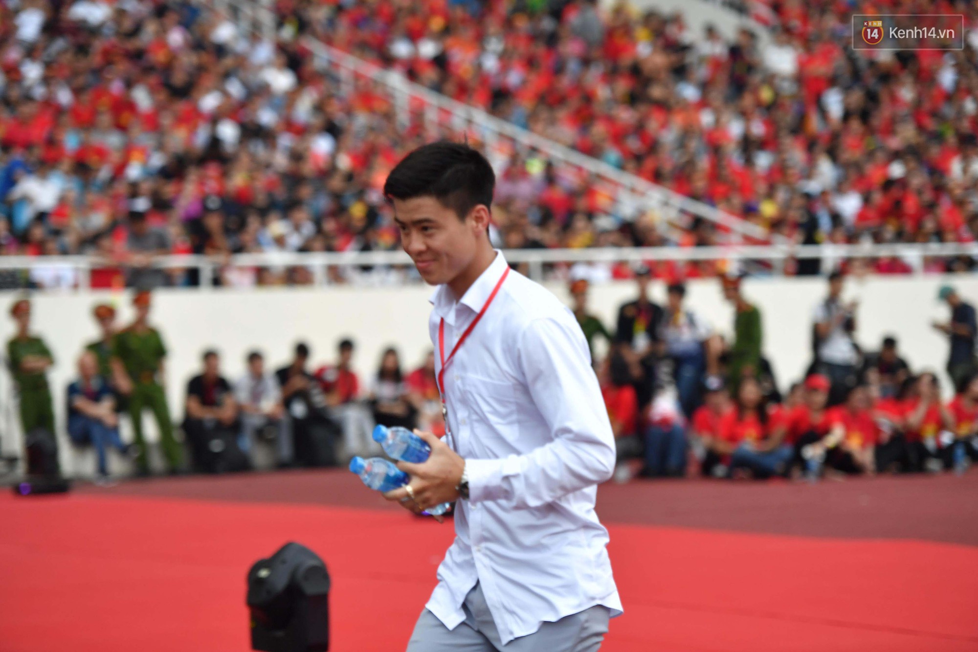 Đang dự lễ mừng công, Duy Mạnh vẫn tranh thủ chạy ra ngoài mang nước cho bạn gái