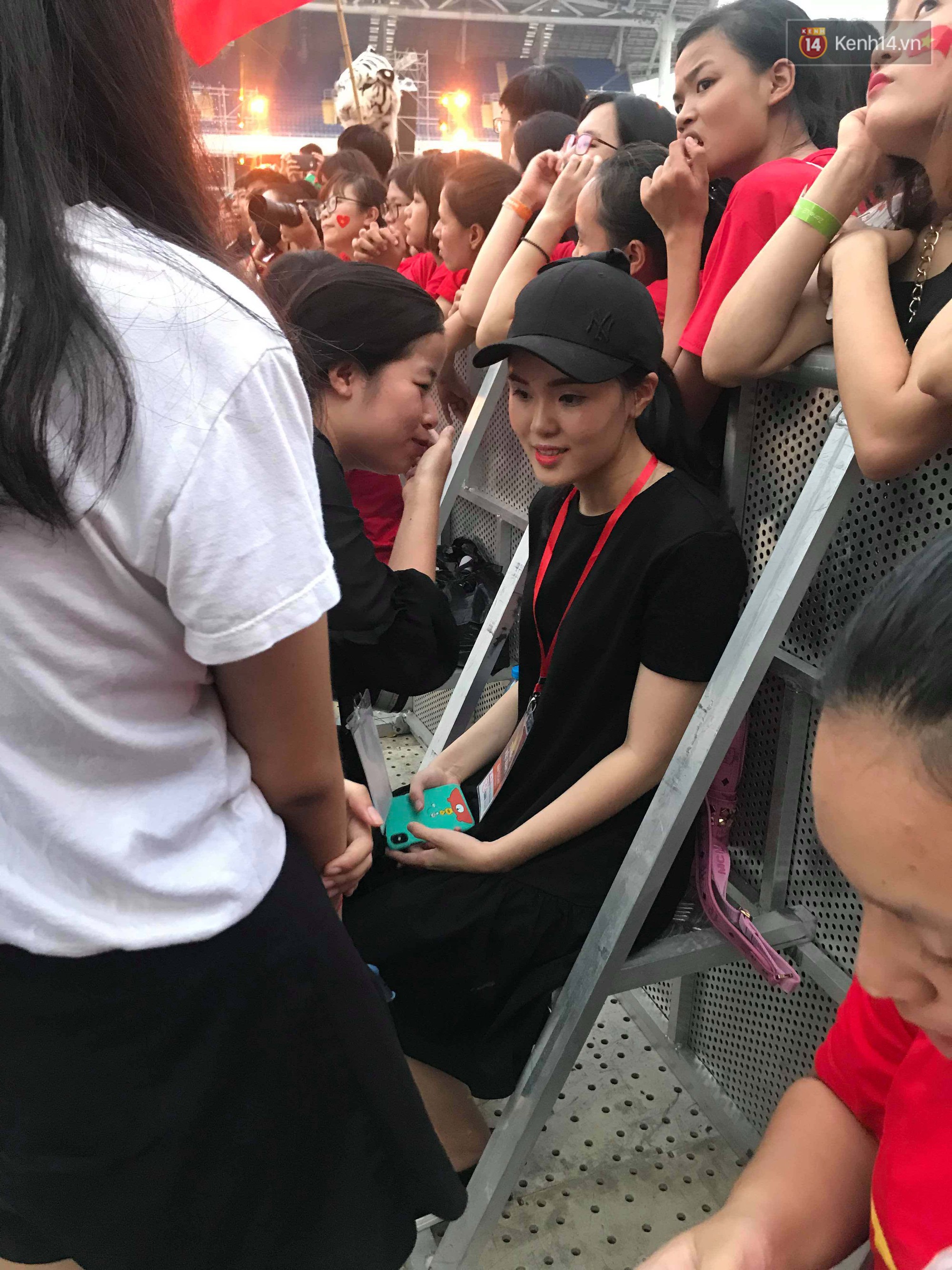 Đang dự lễ mừng công, Duy Mạnh vẫn tranh thủ chạy ra ngoài mang nước cho bạn gái