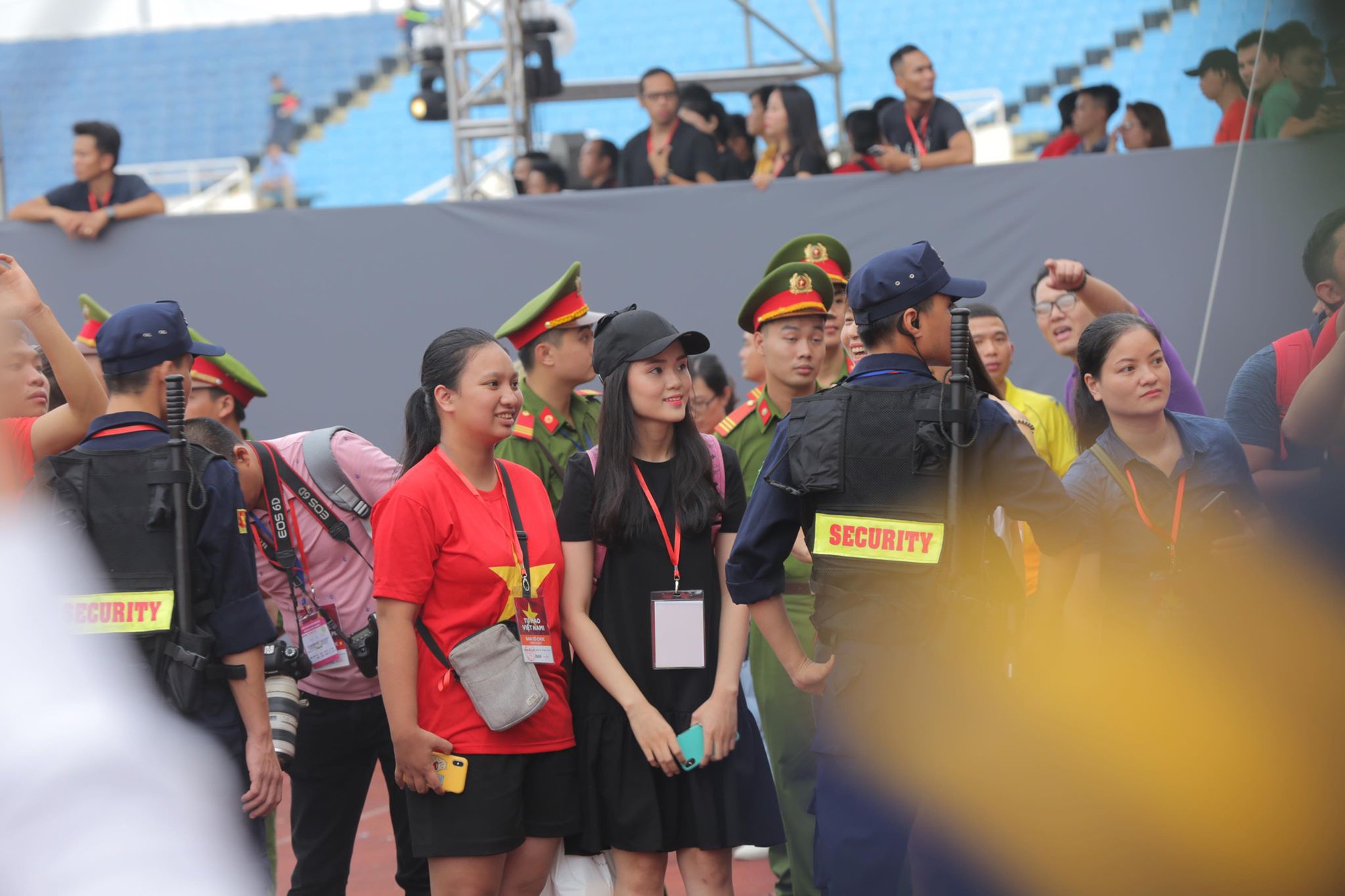 Đang dự lễ mừng công, Duy Mạnh vẫn tranh thủ chạy ra ngoài mang nước cho bạn gái