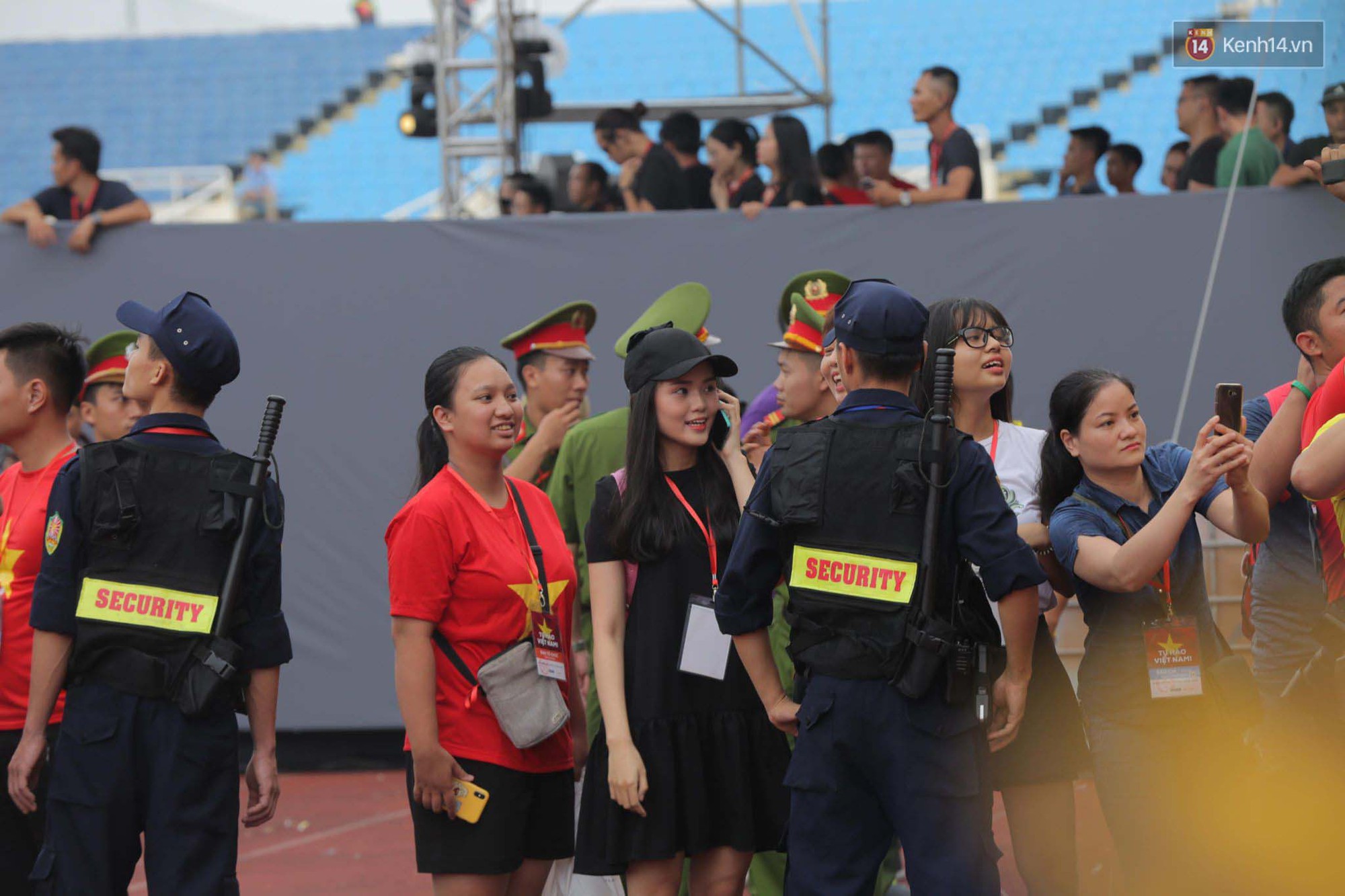 Đang dự lễ mừng công, Duy Mạnh vẫn tranh thủ chạy ra ngoài mang nước cho bạn gái