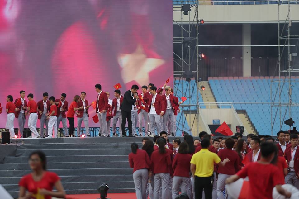 Hành động cực dễ thương của Công Phượng, Đức Chinh tại chảo lửa Mỹ Đình