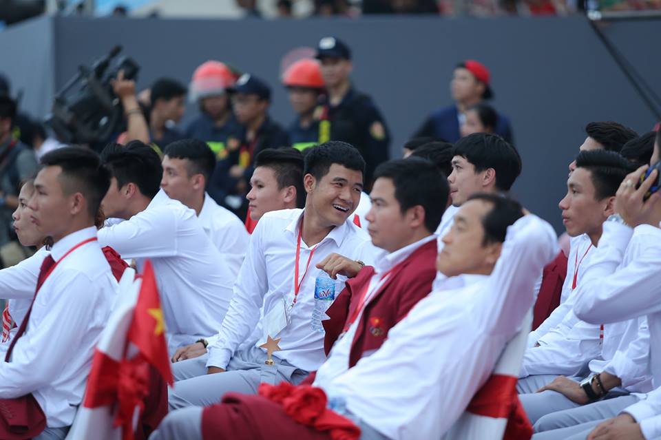 Hành động cực dễ thương của Công Phượng, Đức Chinh tại chảo lửa Mỹ Đình