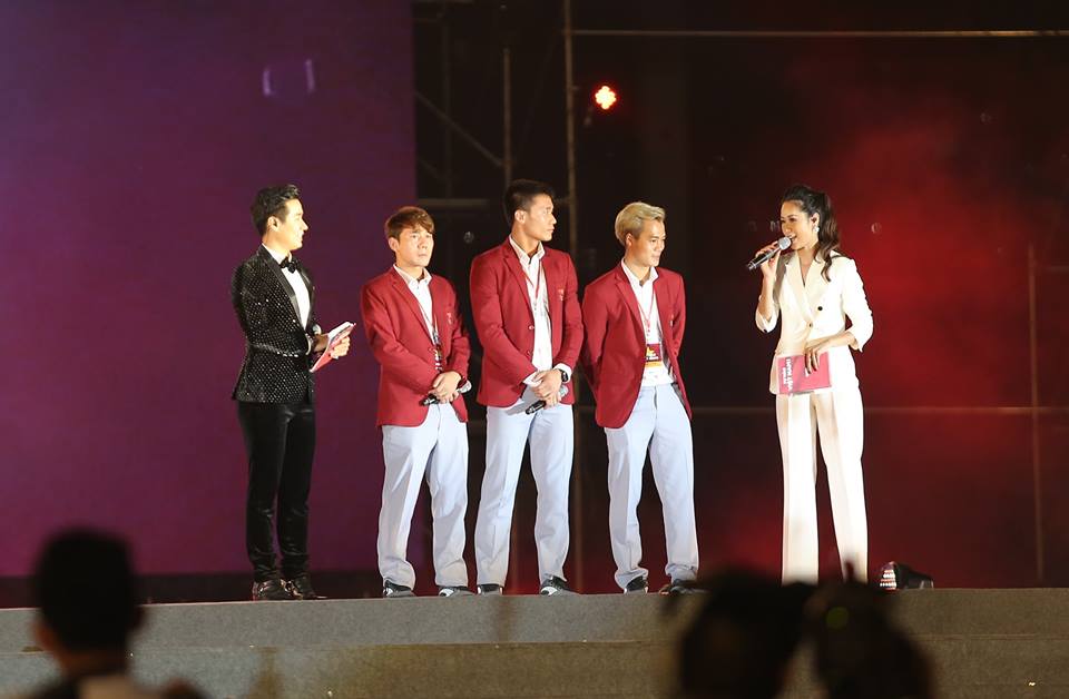 Hành động cực dễ thương của Công Phượng, Đức Chinh tại chảo lửa Mỹ Đình