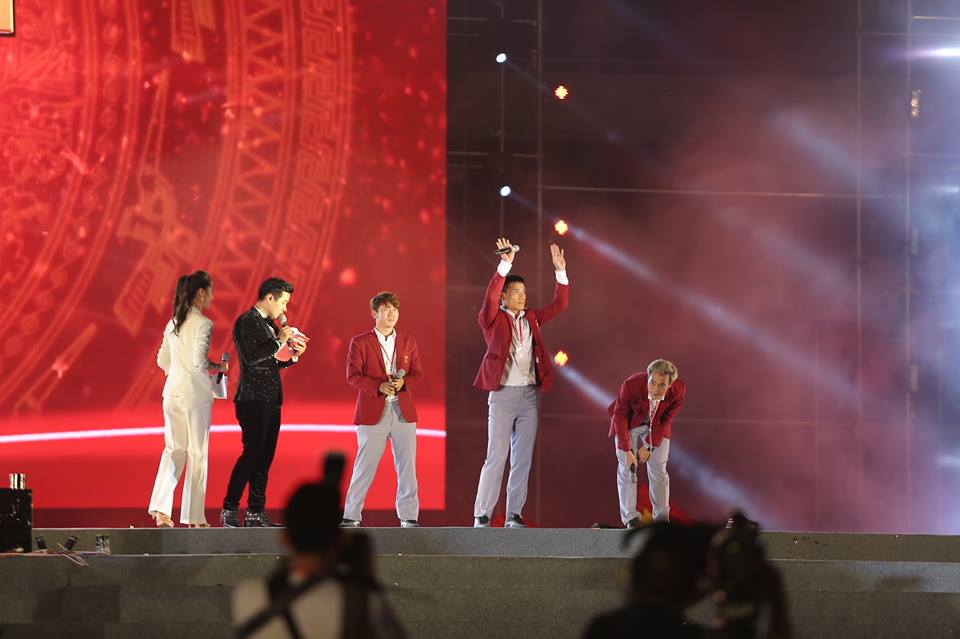 Hành động cực dễ thương của Công Phượng, Đức Chinh tại chảo lửa Mỹ Đình