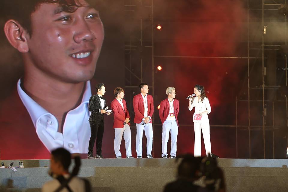 Hành động cực dễ thương của Công Phượng, Đức Chinh tại chảo lửa Mỹ Đình