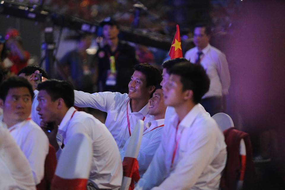 Hành động cực dễ thương của Công Phượng, Đức Chinh tại chảo lửa Mỹ Đình