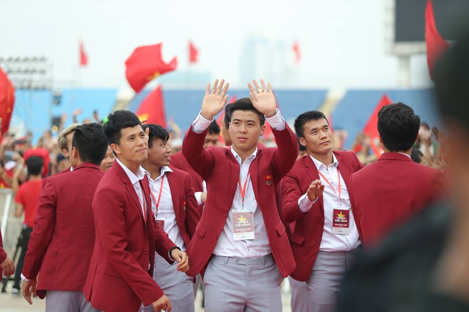 Hành động cực dễ thương của Công Phượng, Đức Chinh tại chảo lửa Mỹ Đình