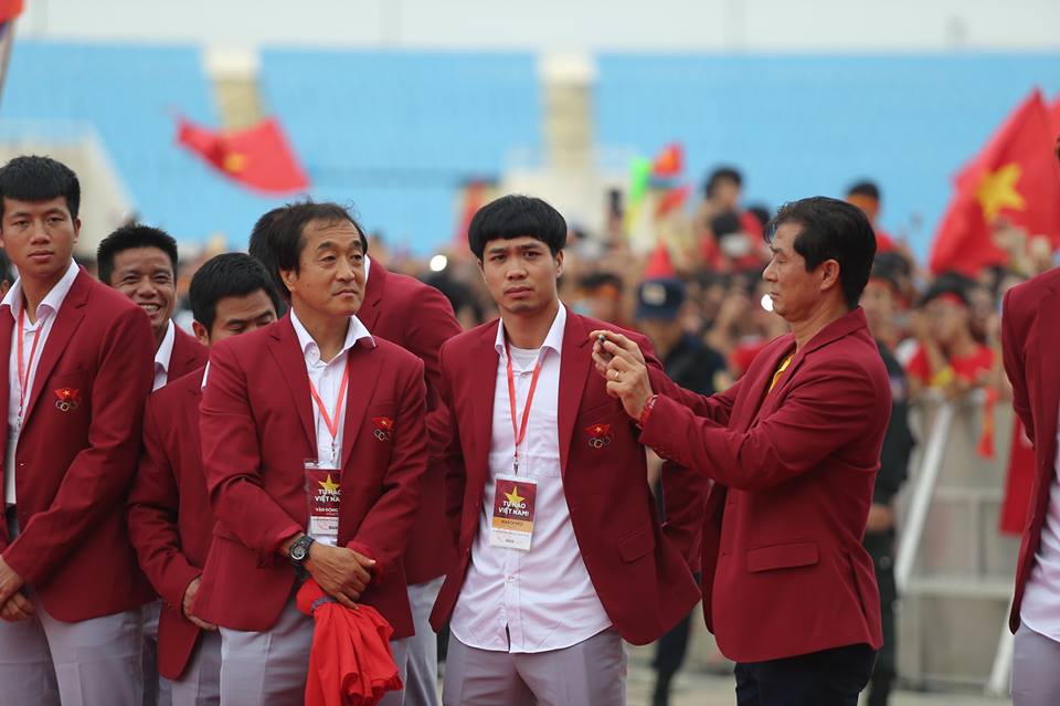 Hành động cực dễ thương của Công Phượng, Đức Chinh tại chảo lửa Mỹ Đình